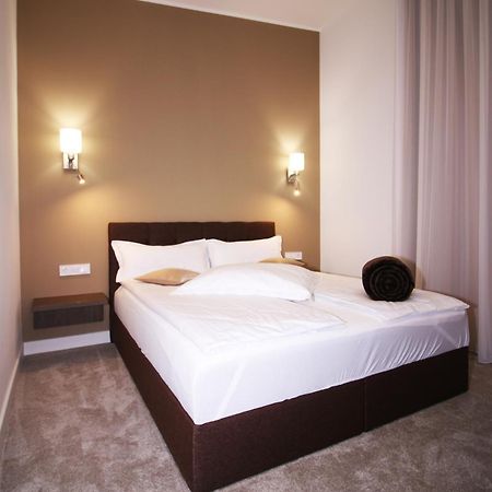 Hotel The Butterfly à Sîngeorgiu de Mureş Extérieur photo