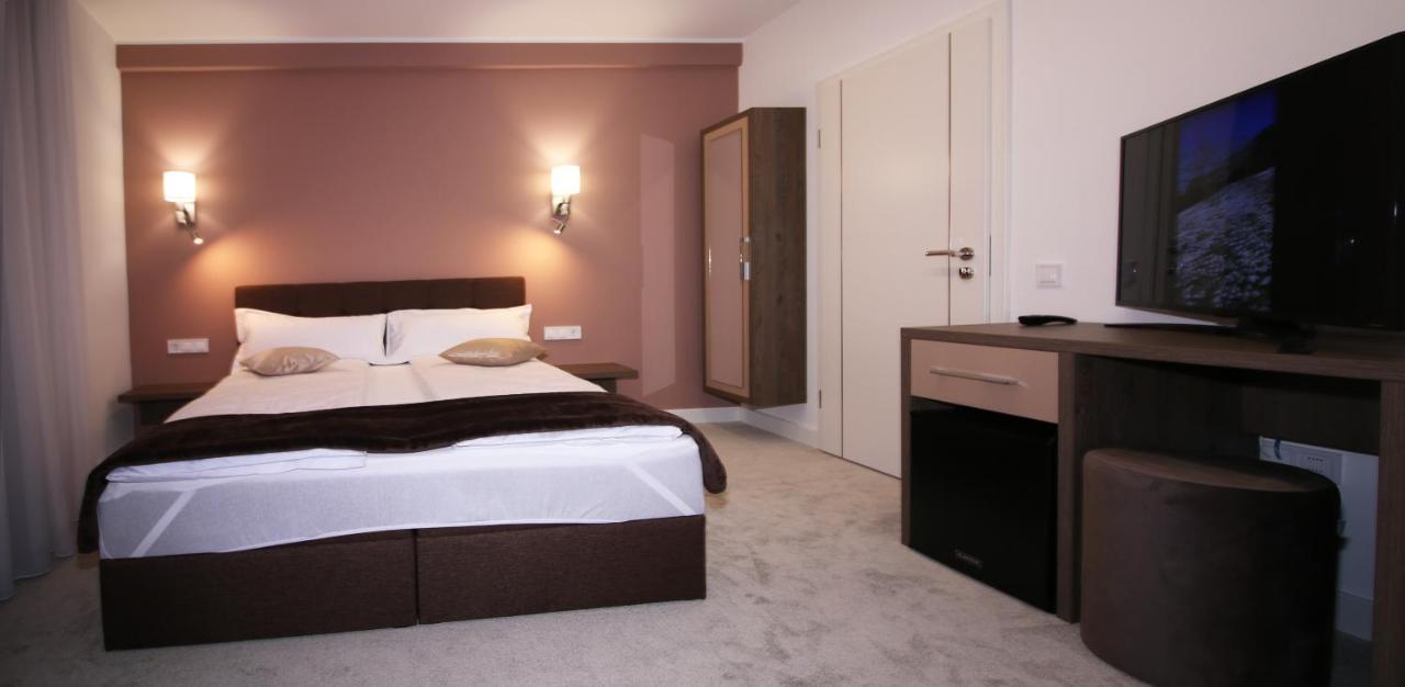 Hotel The Butterfly à Sîngeorgiu de Mureş Extérieur photo