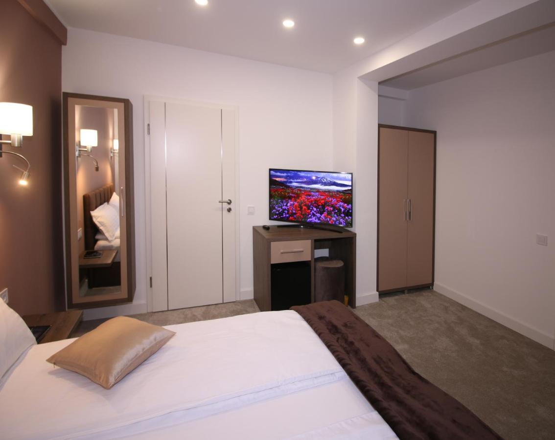 Hotel The Butterfly à Sîngeorgiu de Mureş Extérieur photo
