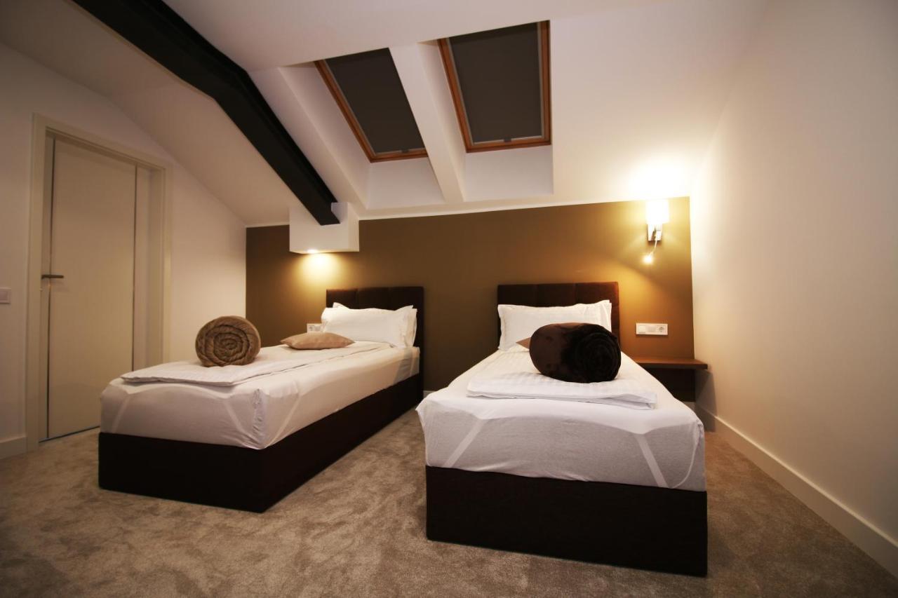 Hotel The Butterfly à Sîngeorgiu de Mureş Extérieur photo